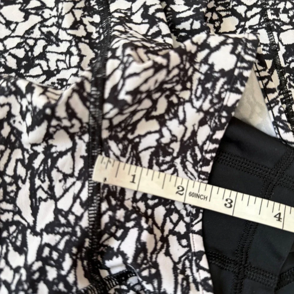 Lululemon Work Out To Water Short Ice Breaker White Black / Black Size 6‎